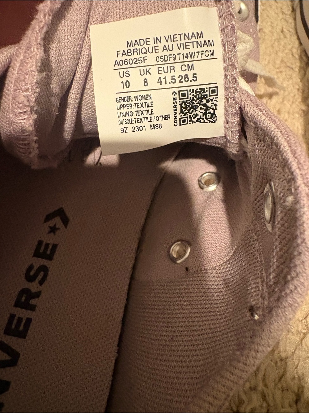 Women’s lavender low top converse shoes - Picture 3 of 3